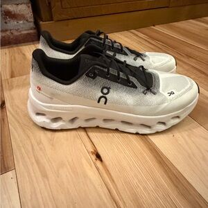 On cloud Running Athletic Shoes in Black and White